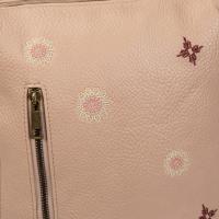 Mochila de mujer en polipiel y textil con bordados decorativos, diseño moderno y acabados artesanales, ligera y funcional para uso diario, ideal para ciudad, escapadas o viaje, disponible en colores beige, verde, rosa y más | Sara Bags - details 4