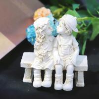 Estatua De Resina De Pareja De Niños Sentados Y Besándose Decoración De Jardín Al Aire Libre Adorno De Patio Estilo Clásico - details 3