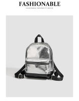 Mochila pequeña de textura plateada para mujer, nueva mochila de estudiante coreana de verano 2024, mochila portátil de estilo moderno y popular. - details 5