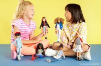 Creatable World Figura Unisex, muñeco inclusive articulado, pelucas color rubio oscuro y accesorios (Mattel GGG53) - details 4