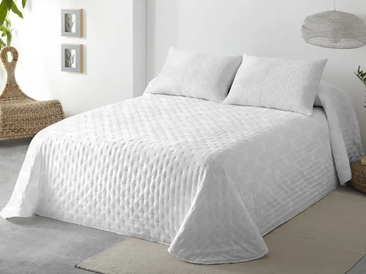 Plusdescanso- Colcha de Microfibra Reversible Naia Plata con funda/s de almohada - Tacto muy suave y agradable. Elegancia para tu cama al mejor precio. Hipoalergénica y termosellada. - 1
