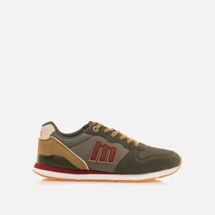 MUSTANG Deportiva de hombre Joggo Classic 84467. Diseñada en color gris con detalles color arena en la trasera y cordones. Logo de la marca bordado de color rojo burdeos en el lateral de la zapatilla. - 1