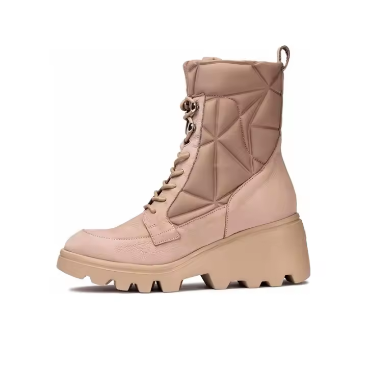 BOTIN DE MUJER WONDERS CUÑA 6 CM. COLOR TAUPE - 1