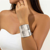Pulsera De Muñeca Abierta Punk Para Mujer Y Hombre Joyería Gótica De Metal Grueso Y Pesado Estilo Metal Chicana Unisex - details 4