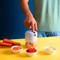 Mini picadora de alimentos recargable USB | Cuchilla de acero inoxidable | Cable USB incluido | Capacidad 250ml | Funcionamiento sencillo: poner los alimentos y presionar el botón | - details 0