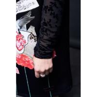 Vestido Caos de Anabel Lee. Vestido Caos de Anabel Lee. Vestido corto de manga larga, con doble tejido, vestido base en neopreno con escote en pico y mangas realizadas en tul con detalles de flores en terciopelo. - details 3