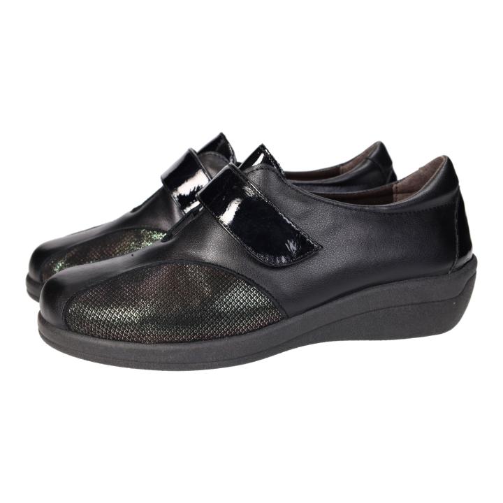 Zapatos Mocasín marca DOCTOR CUTILLAS para señora en color negro. Mocasines de piel para señora, color negro, piso goma antideslizante,  cinta textil adhesiva para mejor ajuste, hechas en España