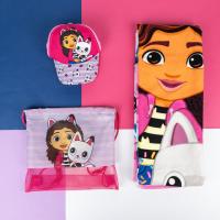 Mini Mochila Infantil Preescolar La Casa De Muñecas De Gabby + Toalla Gabby Para Playa + Gorra Gabby  - Cerdá - details 4
