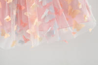 Vestido De Princesa Para Niñas Con Alas De Mariposa Grandes En El Escote Cintura Con Cordón Vestido De Colores Con Mariposa Para Fiesta Verano Sin Mangas Largo Hasta La Rodilla - details 9