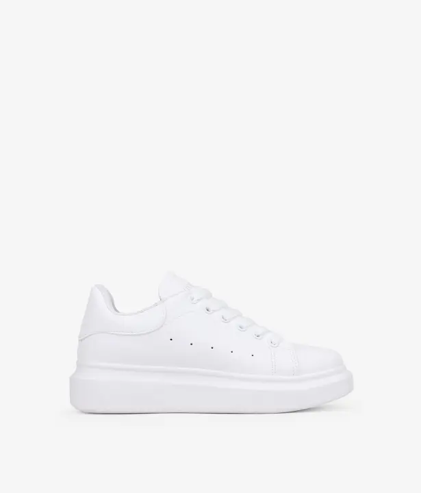 Bosanova Zapatillas blancas planas con detalle de logotipo grabado en la lengüeta, pieza trasera y suela lisa de 4 cm y. Cierre con cordones. - 1
