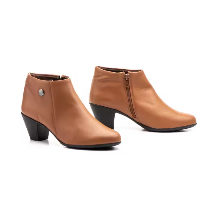 Mº417 CUERO en España Botines Mujer Piel CUERO Tacón Cremallera Numeración: 35-41 Marca: Cutillas Altura tacón 5,5 cm Botines de piel natural en tono CUERO: elegancia atemporal para el consumidor sofisticado. Fabricados con esmero en España, estos botines - 1