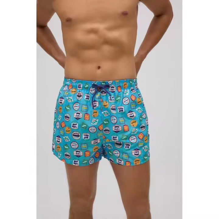 ysabel mora bañador corto. Bañador Corto Hombre de Ysabel Mora. 90304. Bañador corto para hombre. Tejido ligero de secado rápido. Estampado de parches retro. - 1