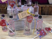 Lote de 10 miniaturas de Puerto de Indias Fresa con piruleta en chupitos de cristal - Regalos originales para invitados de boda, comuniones, bautizos y aniversarios - details 2