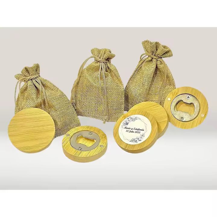 abridor de bambu magnetico personalizado con bolsa de yute detalles para invitados de boda originales regalos originales para boda comuniones bautizo aniversarios cumpleaños detalles originales para invitados - 1