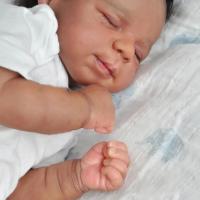 Muñeca De Bebé Reborn De 48cm Con Vinilo Suave Y Cuerpo De Tela Dormida Niño Regalo De Cumpleaños Para Niños Con Piel Negra - details 4