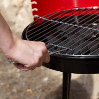 Aktive Barbecue - Barbacoa redonda con patas, 37,5x38,5x70 cm, de carbón, de metal, para jardín, para exterior, cortavientos, con parrilla, color rojo - details 4