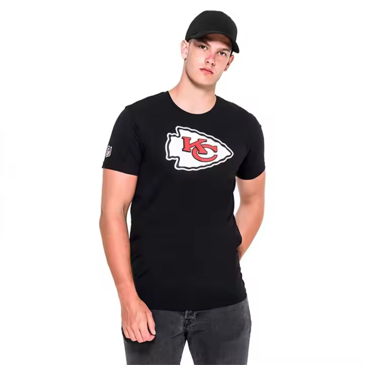 NOS NFL REGULAR TEE KANCHI BLKWHI: Camiseta NFL Regular Kansas City Chiefs, en blanco y negro. Ideal para los fanáticos que buscan una camiseta deportiva y cómoda para su equipo. ✅ Entrega 24/72h a España (península) - 1