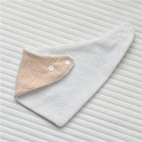 Babero de tela de rizo crepé para recién nacidos de gran venta de INS para evitar que escupa leche con una capa impermeable de toalla triangular - details 4