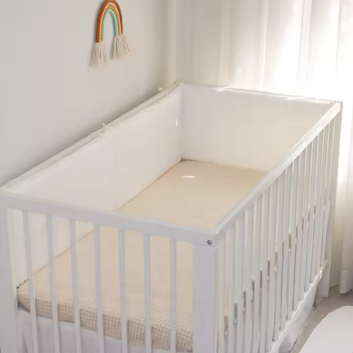 LALA - Cuna de Bebe envolvent de Algodón Puro satinado Blanco barandilla de Bebe almohadilla de Protección satinado Blanco 60*30*3 extraible y lavable, - 1
