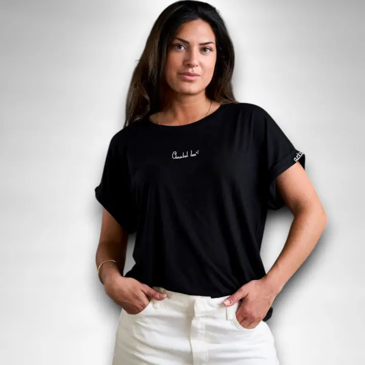 Camiseta Básica Negra Anabel Lee - "Actitud +" Bordado en Manga - 1