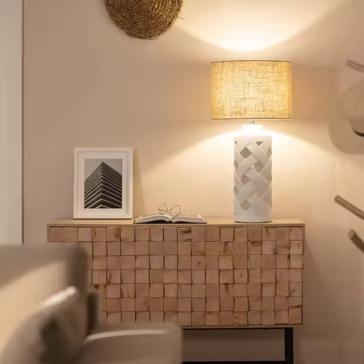 LEDKIA LIGHTING - Lámpara de Mesa Makalu | Diseño Elegante y Moderno | Soporte E27 hasta 40W | Ideal para Salón, Dormitorio, Comedor | Dimensiones: 700x350mm, Blanco, Cerámica, Tela - 1
