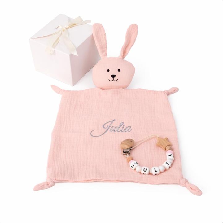 Doudou Bebé Personalizado con Nombre Bordado + Chupetero Madera | Algodón Orgánico 26x26 cm | Apto para Recién Nacidos, Hipoalergénico y Lavable | Regalo Bebé Personalizado Ideal (CONEJITO)