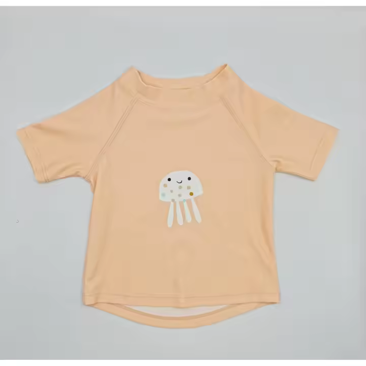 Camiseta niña con proteccion solar +50 ,marca Monuagge.Nuestros bañadores pañal tienen además un forro resistente al agua que mantiene la piel seca.Testado con norma europea EN 13758-1.El tiempo de protección efectiva de la prenda contra rayos es en seco. - 1