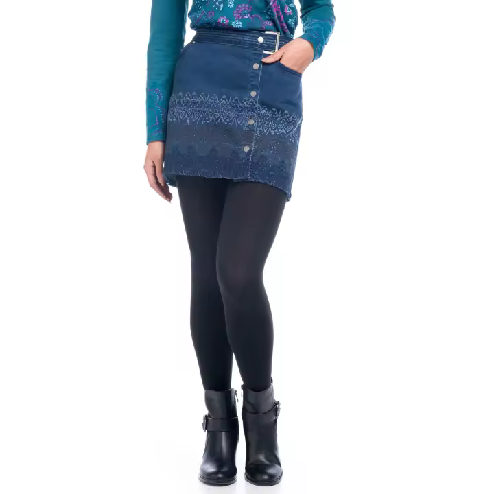 Koroshi - Falda denim corta con botonadura frontal completa y bordado étnico en bajo, de algodón con elastano para mujer - 1