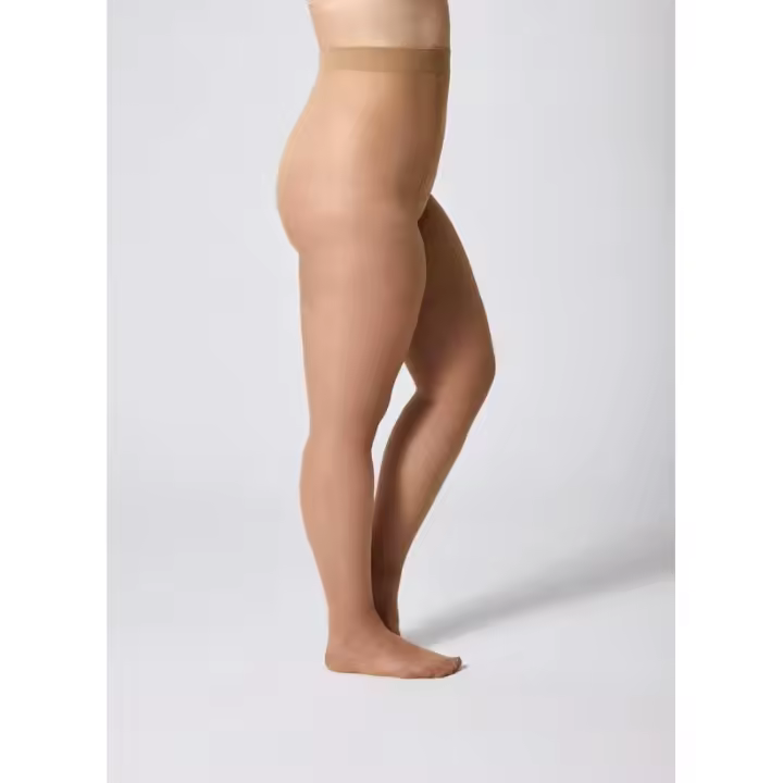 Ysabel Mora Panty para tallas plus de 15 Deniers, perfecto para entretiempo. Un panty básico, ahora en tallaje ampliado. Incorpora rombo superior para mayor comodidad. Color beige - 1