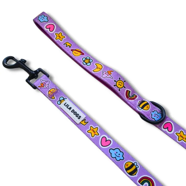 Correa Estampada para perro. Anilla en el asa para colgar el porta bolsas. Hebilla negra de aleación de Zinc. Marca Lila Dogs - 1