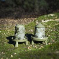 FINCA CASAREJO Pack Comedero y Bebedero con Patas para Gallinas - Capacidad 2Kg / 3L - Tolva y Bebedero Sifónico en Colores Camuflaje - details 2