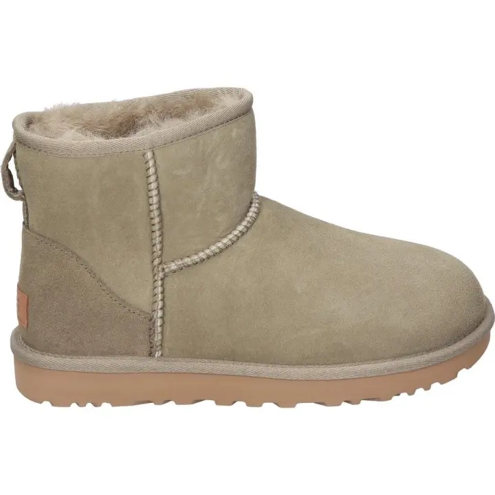 UGG | Botines UGG Classic Mini II para Mujer – Botines Australianos en Color Verde Antílope – Australianas Planas – Botines sin Cierre – Con Borreguito – Perfecto para Invierno – Tendencia – Moda – Fashion - 1