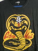 Camiseta Cobra Kai Logo Serigrafía 3 Colores | Karate Vintage Serie Retro | Alta Calidad | Camiseta de manga corta | Unisex Adulto | Estilo ochentero | DrMug - details 0