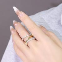 Anillo de eslabones entrelazados en oro bañado, con circonitas y múltiples elementos bicolor - details 0
