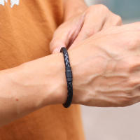 Pulsera De Cuero Minimalista Para Hombre Con Hebilla Magnética Accesorios De Moda Stackable Pulsera De Lujo Para Ocasiones Casual - details 7