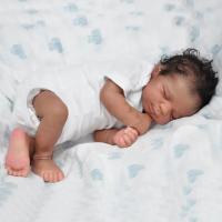 Muñeca De Bebé Reborn De 48cm Con Vinilo Suave Y Cuerpo De Tela Dormida Niño Regalo De Cumpleaños Para Niños Con Piel Negra - details 0