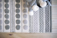 Parentesi Quadra  -  ALFOMBRA ALGODÓN POMPON GRIS - details 1