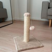 Poste rascador para gatos de sisal natural, con dimensiones de 25x25x35 cm. Diseño compacto y fácil de montar. Incluye juguete y superficie plana para descanso. Base estable con felpa suave para mayor comodidad. Ideal para espacios pequeños y gatitos acti - details 0