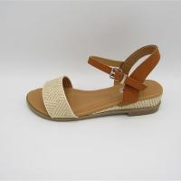 Sandalia estilo casual con cuña ligera,  beige y tostada, cierre pulsera, Mustang, Mujer - details 0