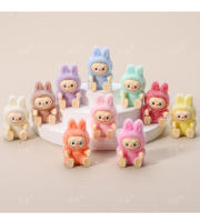 Muñeco Mini Labubu Sentado Decoración De Escritorio Juguete Lindo Colgante De Colección Regalos De Navidad Accesorios DIY Material PVC Estilo Dibujos Animados - details 5