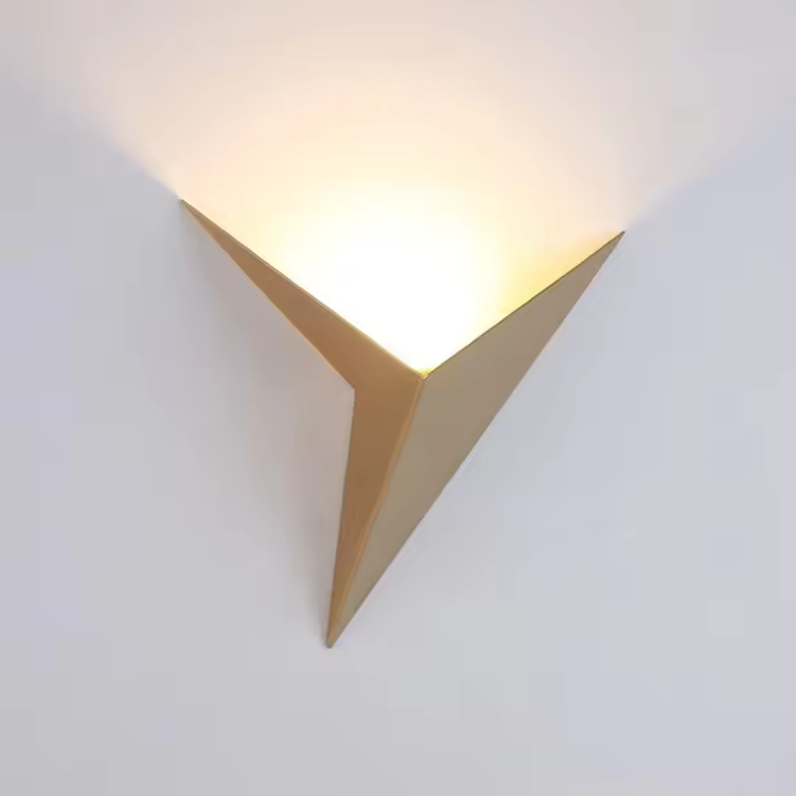 SOMY Lámpara de pared interior LED de 3 W, lámpara de pared dorada triangular creativa, lámpara de pared de metal moderna blanca cálida de 3000 K para dormitorio, sala de estar, escaleras, pasillo, lámpara de pared exterior - 1