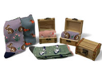 Calcetines de mujer estampados en cofre de madera de regalo - 3 Pares surtidos en baúl de madera para regalos originales en cumpleaños, amigo invisible, Navidad y aniversarios. - details 4