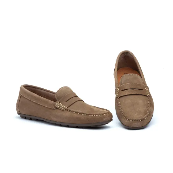 1033 Mushroom y Marino Hecho en España Kiowa Hombre Piel Serraje Mushroom  Antifaz Numeración: 39-45 Marca: Route 83 Este zapato es un mocasín clásico para hombre. Presenta una construcción en serraje con costuras visibles que delimitan sus paneles. - 1