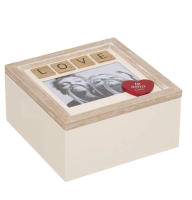 Caja decorativa portafotos con espacio para una foto de 10x15 cm - Fabricada con madera blanca y natural decorada con la palabra “LOVE” con letras de madera tipo Scrabble y un corazón rojo con la frase "te amo" - Ideal para guardar todas tus fotos - details 0