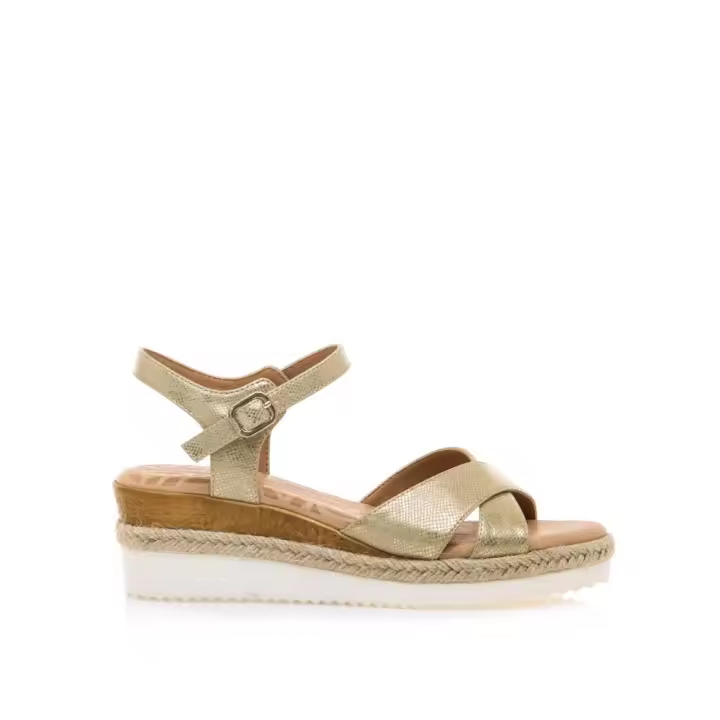 Calzado Sandalias marca Mustang modelo 59916-C57638 para mujer en color metal - 1
