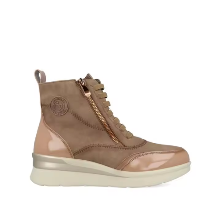 AMARPIES Botines Deportivos con cremallera mod. 27089 para mujer en color taupe. Con cremallera, cuña 4 cm, zapato de estilo casual, suela de goma termoplástica, exterior sintético e interior forro textil planta extraible. - 1