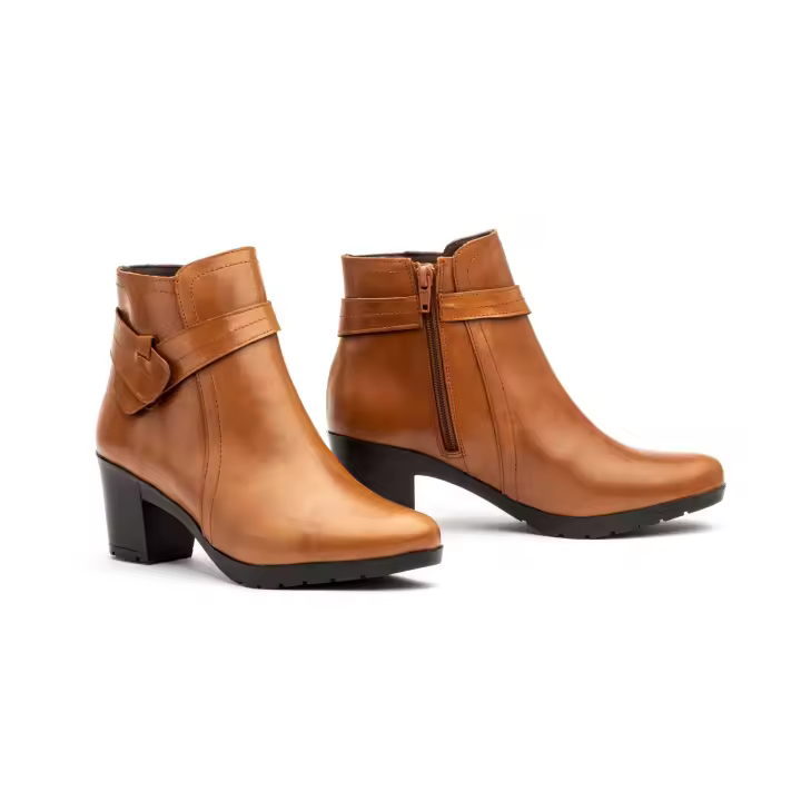 Mº2315 Cuero  Hecho en España Botín Mujer Piel Cuero Tacón Numeración: 35-41 Marca: PERVERSA Descubre estos elegantes botines de tono caramelo, perfectamente diseñados para el mercado mayorista de calzado. Elaborados en España con una ded - 1