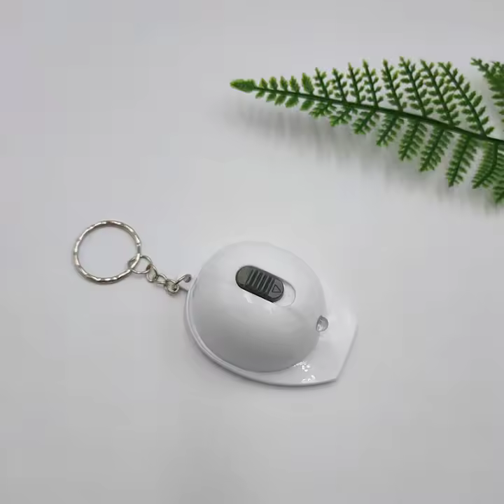 1pc Portátil Mini LED En Forma De Casco Abrebotellas De Cerveza Herramienta De Cocina Accesorios Llavero Colgante - 1