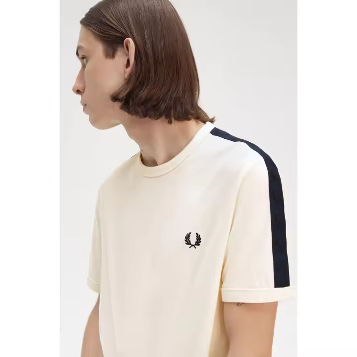 CAMISETA FRED PERRY BLANCO ROTO CON LOGO POR HOMBRO - 1