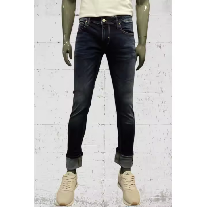 Morato pantalón vaquero hombre con corte slim y estilo contemporáneo. Ideal para un look urbano y sofisticado M6 - 1
